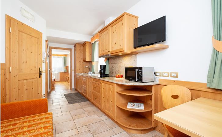 Ess-/Wohnzimmer mit Kochecke - Ferienwohnung Ciaulunch