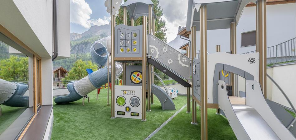 The playground in the garden of Hotel Mezdì