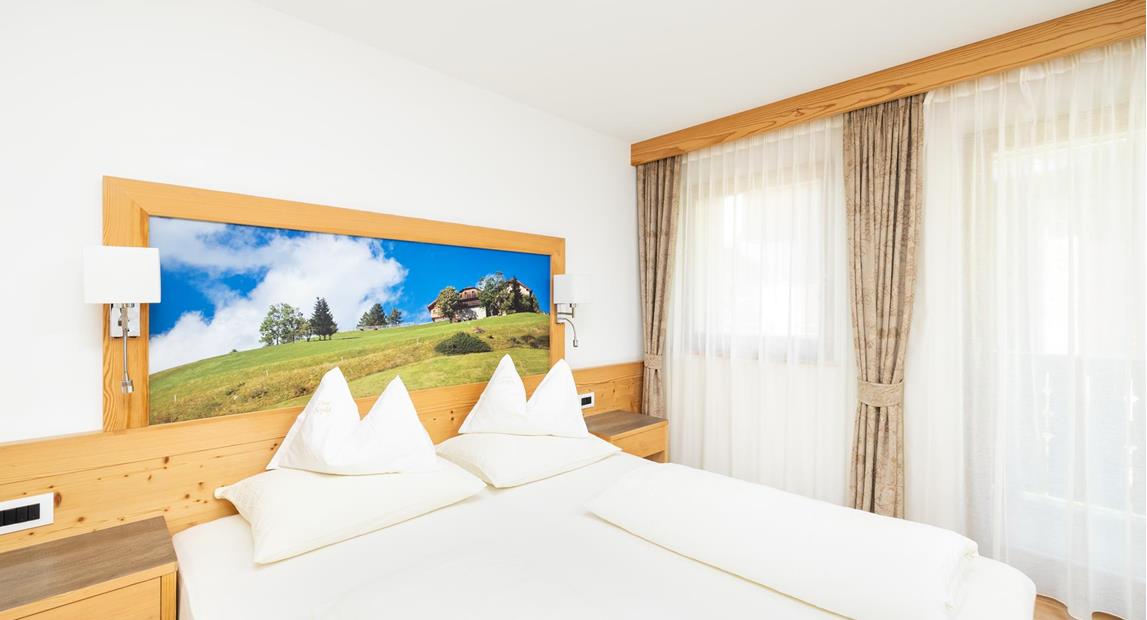 Schlafzimmer mit Doppelbett - Ferienwohnung Tamores