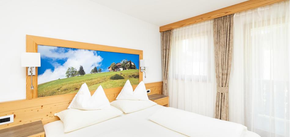 Schlafzimmer mit Doppelbett - Ferienwohnung Tamores