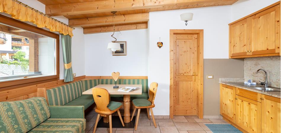 Ess-/Wohnzimmer mit Kochecke - Ferienwohnung Frara