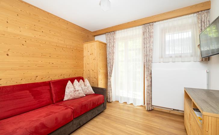 Living room with sofa bed and TV - Apartment Costadedoi