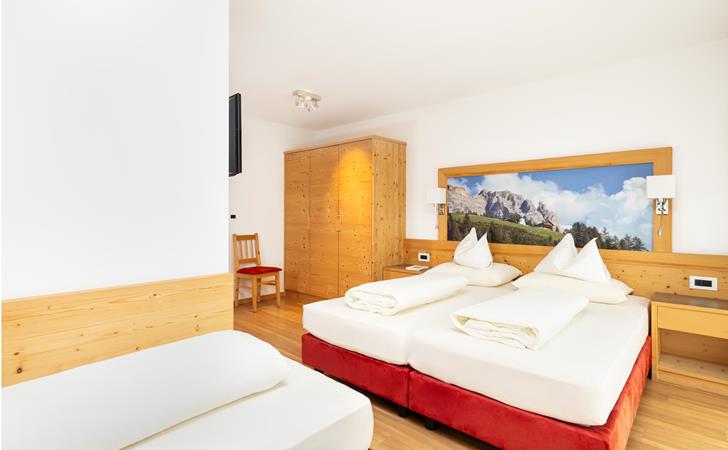 Camera da letto con un letto singolo e un letto matrimoniale - Appartamento Larjëi