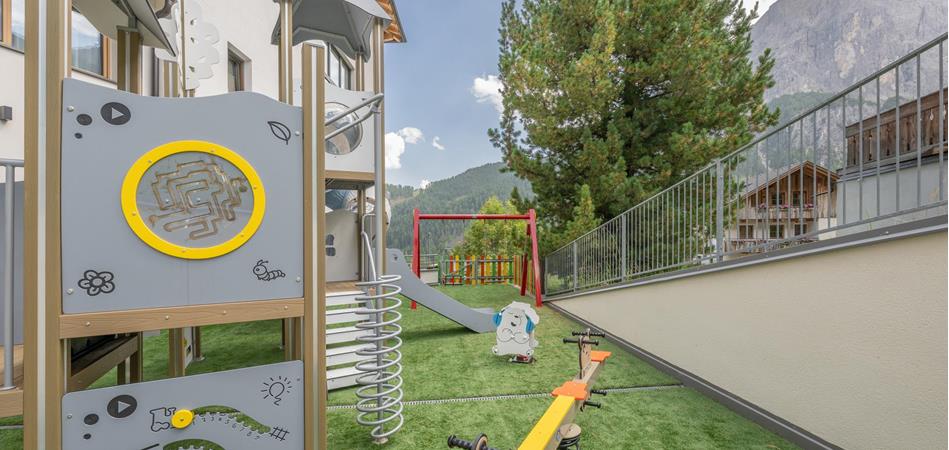 Il parco giochi nel giardino dell’Hotel Mezdì