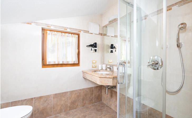 Bagno con doccia - Appartamento Frara