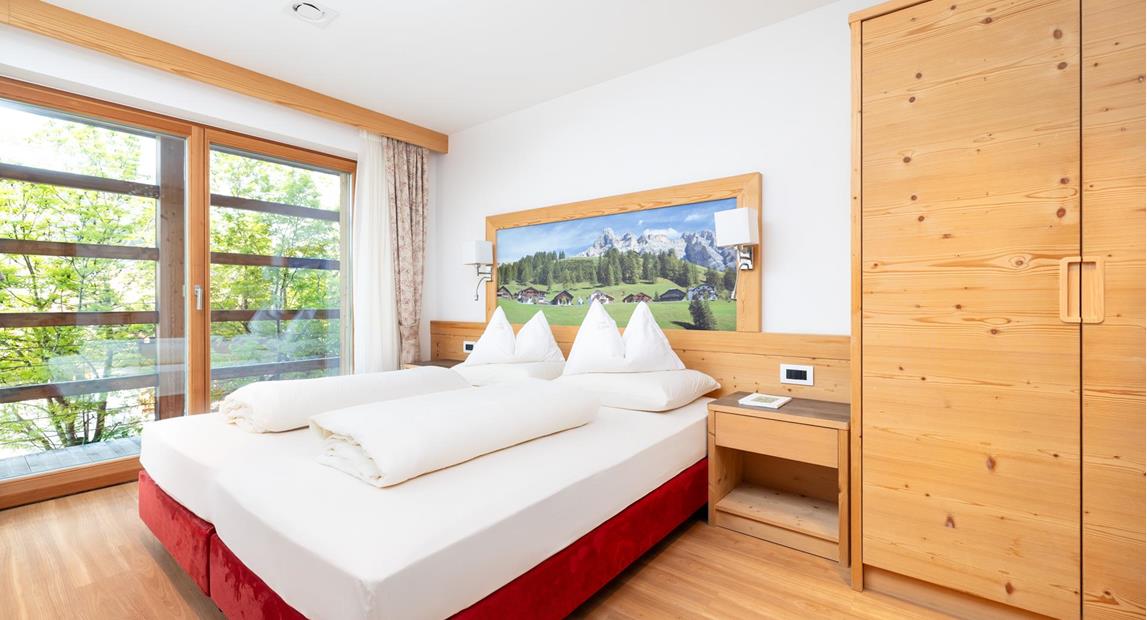 Schlafzimmer mit Doppelbett - Ferienwohnung Costadedoi