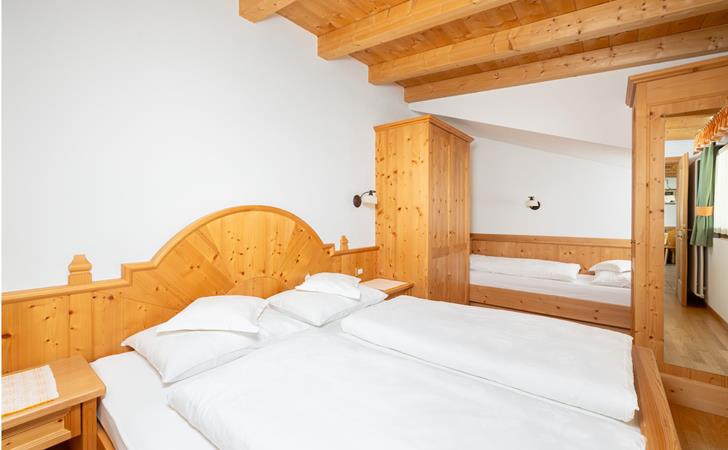 Camera da letto matrimoniale con un letto aggiuntivo - Appartamento Frara