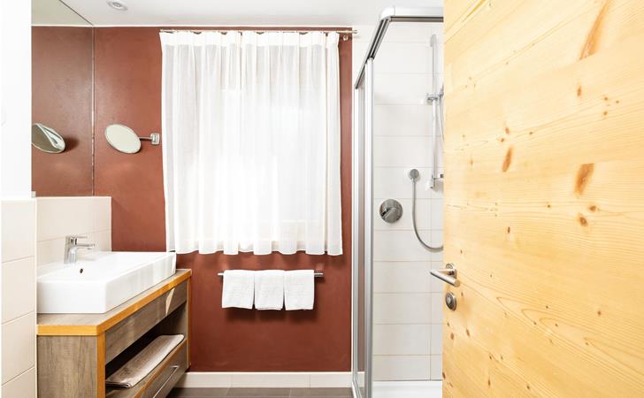 Badezimmer mit Dusche - Ferienwohnung Rü