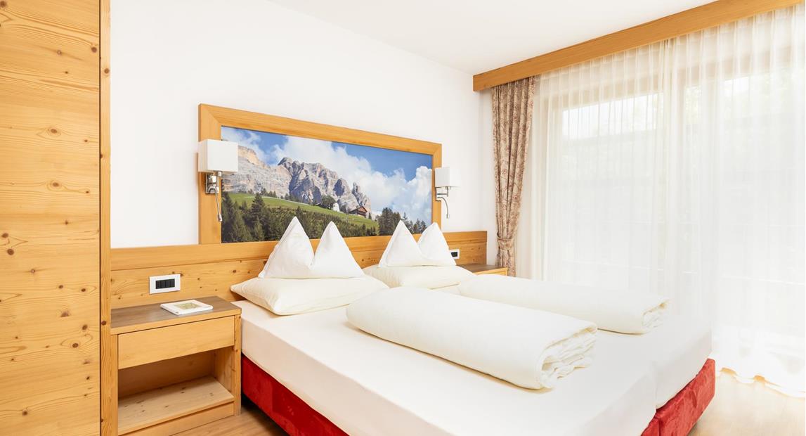 Schlafzimmer mit Doppelbett - Ferienwohnung Larjëi