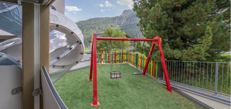 The playground set in the garden of Hotel Mezdì