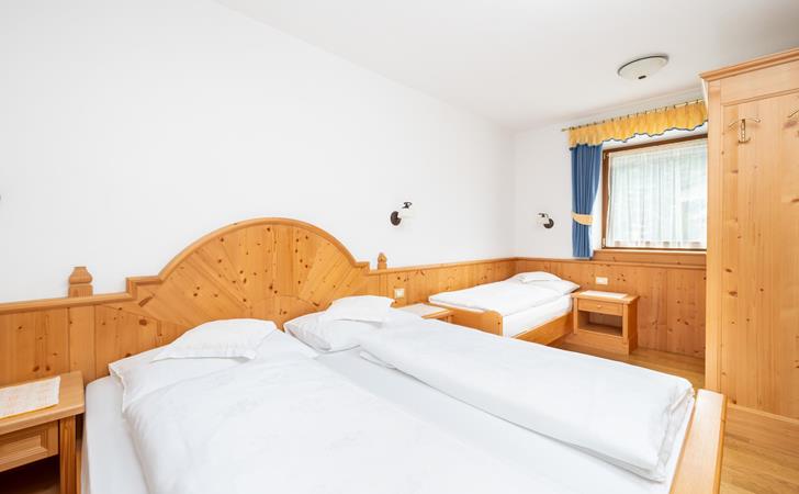 Bedroom with a double and a single bed - Apartment Purdù
