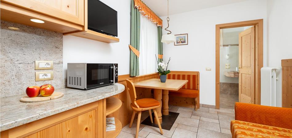 Ess-/Wohnzimmer mit Kochecke - Ferienwohnung Ciaulunch