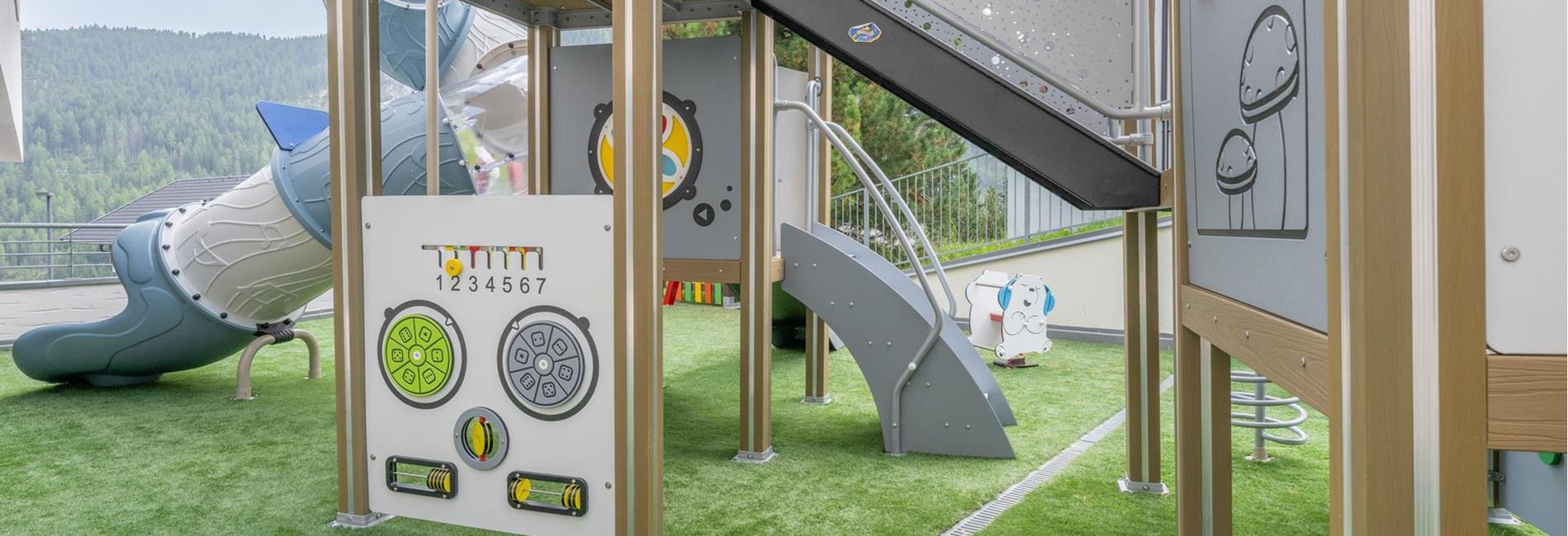 Il parco giochi nel giardino dell’Hotel Mezdì